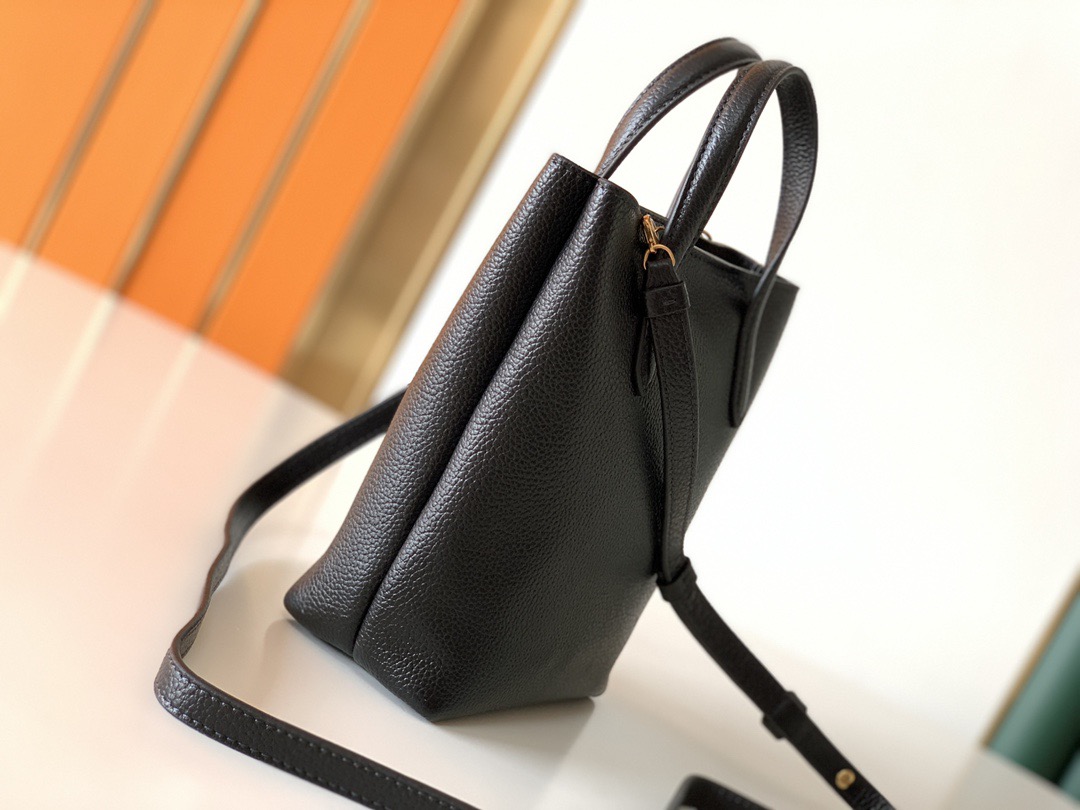 Ferragamo 살바토레 페라가모 FW2023 Gancini 장식 토트백 8