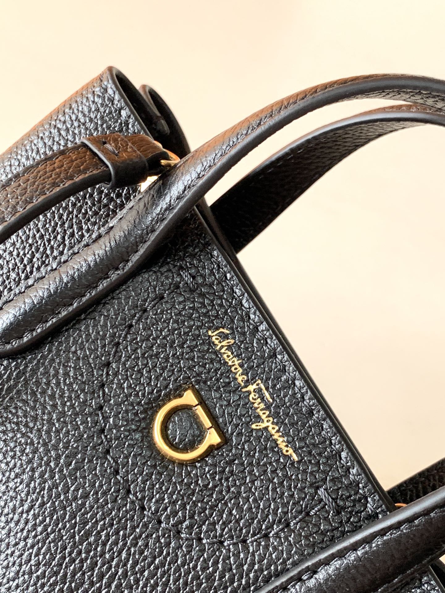 Ferragamo 살바토레 페라가모 FW2023 Gancini 장식 토트백 10