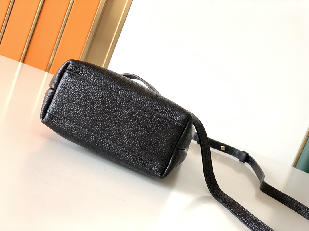 Ferragamo 살바토레 페라가모 FW2023 Gancini 장식 토트백 11