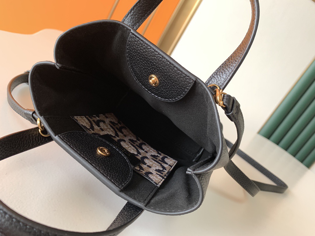 Ferragamo 살바토레 페라가모 FW2023 Gancini 장식 토트백 12