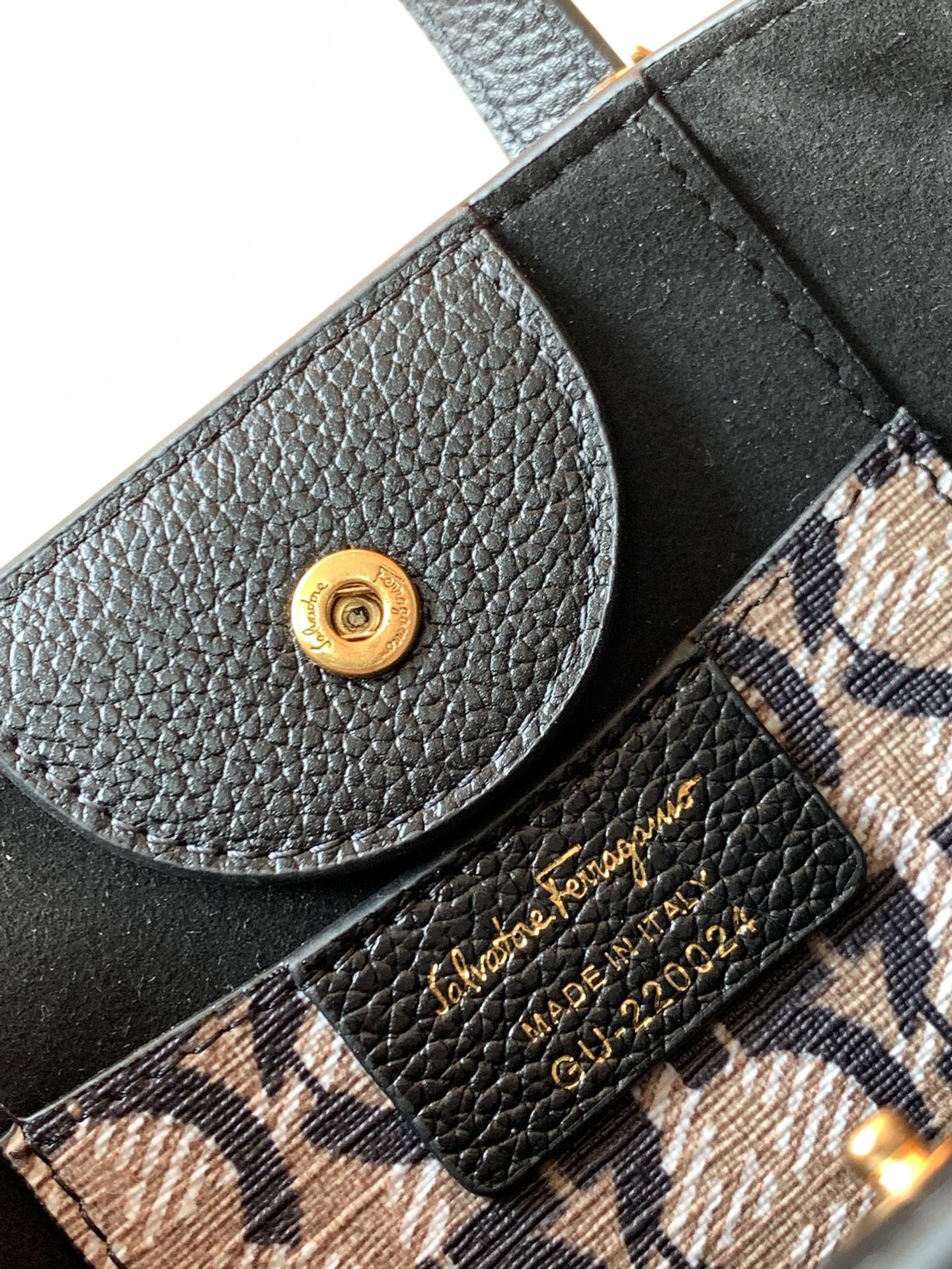 Ferragamo 살바토레 페라가모 FW2023 Gancini 장식 토트백 13