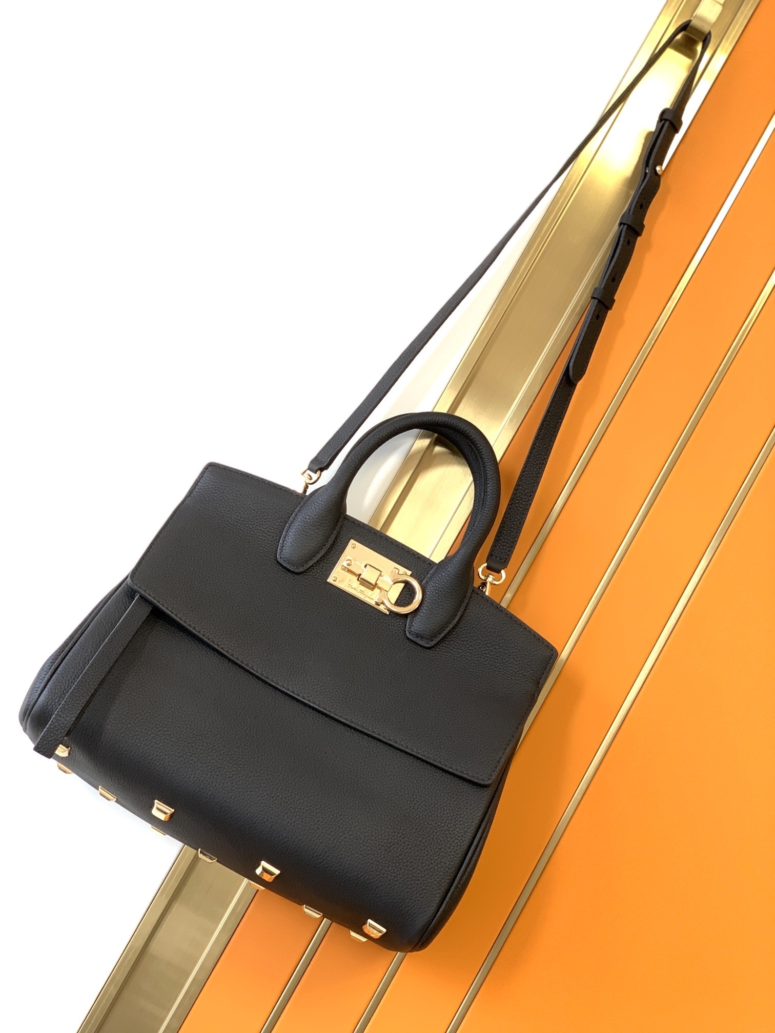 Ferragamo 살바토레 페라가모 FW2023 Gancini 잠금장치 토트백 1