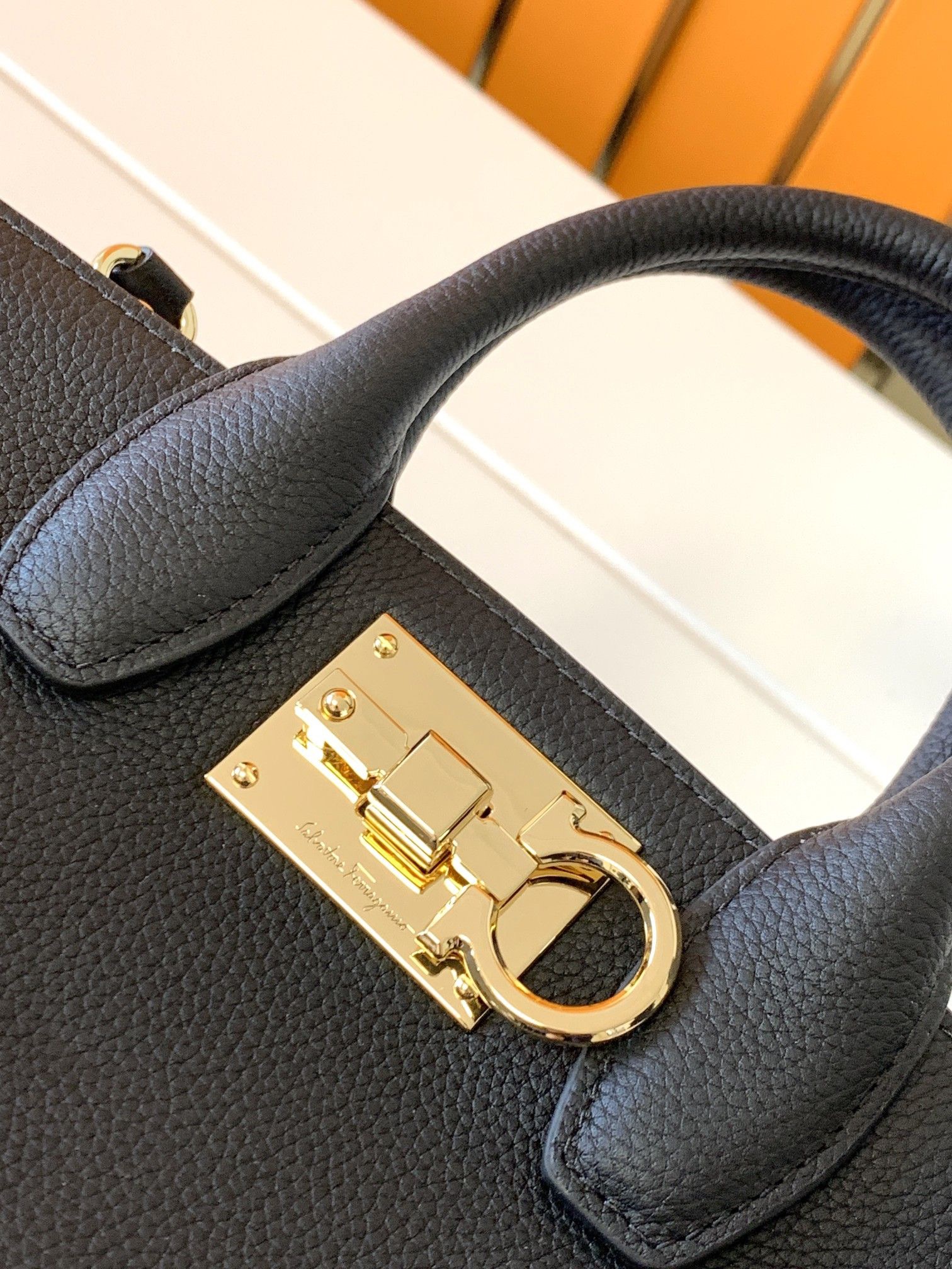 Ferragamo 살바토레 페라가모 FW2023 Gancini 잠금장치 토트백 4