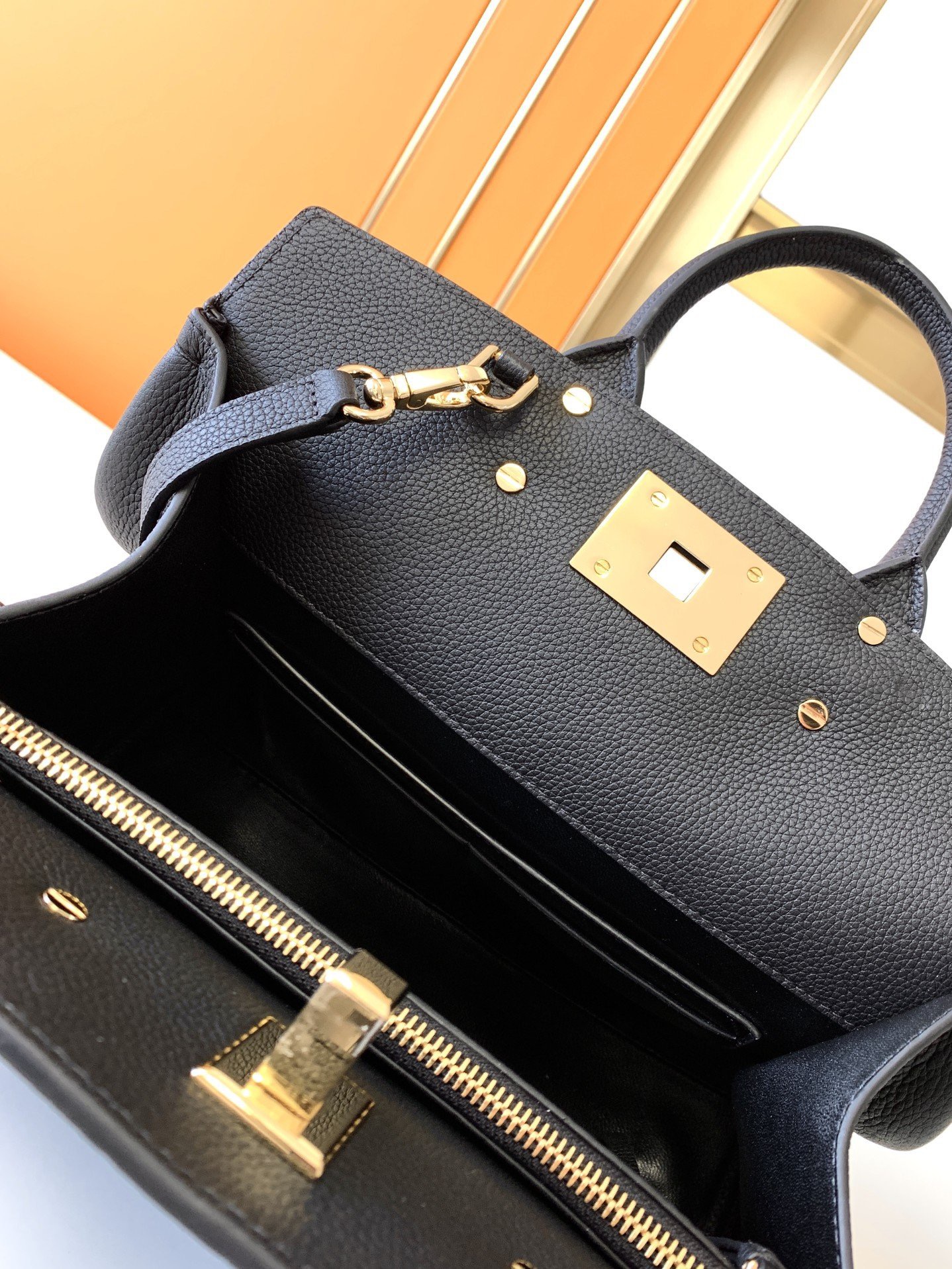 Ferragamo 살바토레 페라가모 FW2023 Gancini 잠금장치 토트백 5