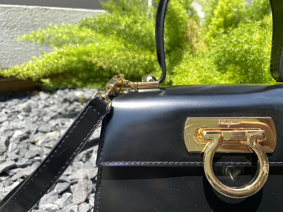 FERRAGAMO 페라가모 뮤지엄 컬렉션 복고 마구백 스몰 DY-212958 9