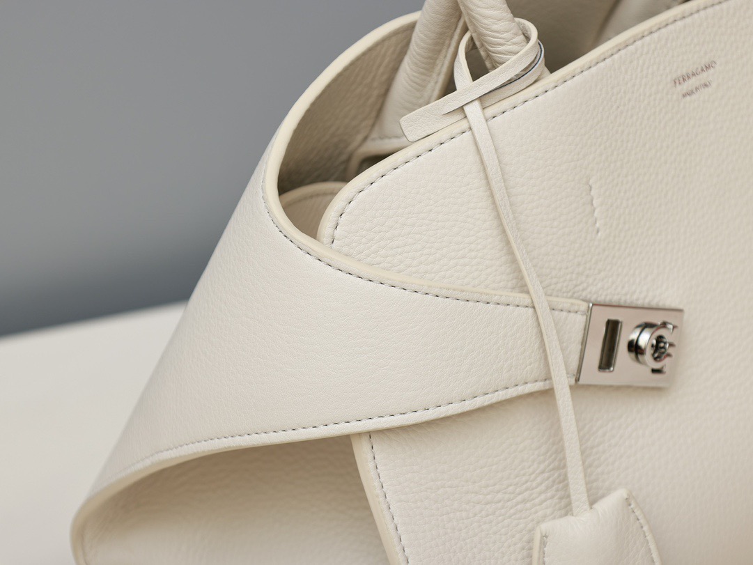 FERRAGAMO 페레가모 FW2023 HUG 나파 가죽 토트백 2