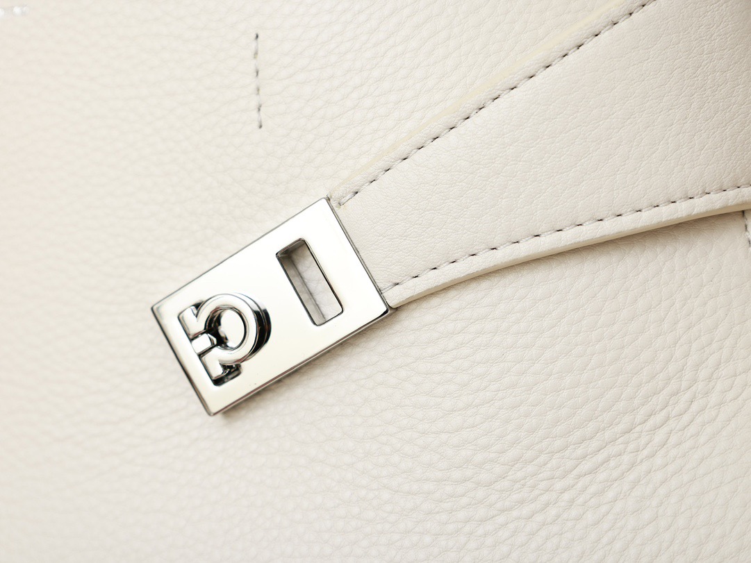 FERRAGAMO 페레가모 FW2023 HUG 나파 가죽 토트백 3