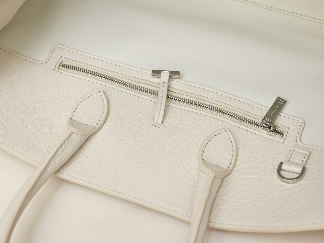 FERRAGAMO 페레가모 FW2023 HUG 나파 가죽 토트백 4