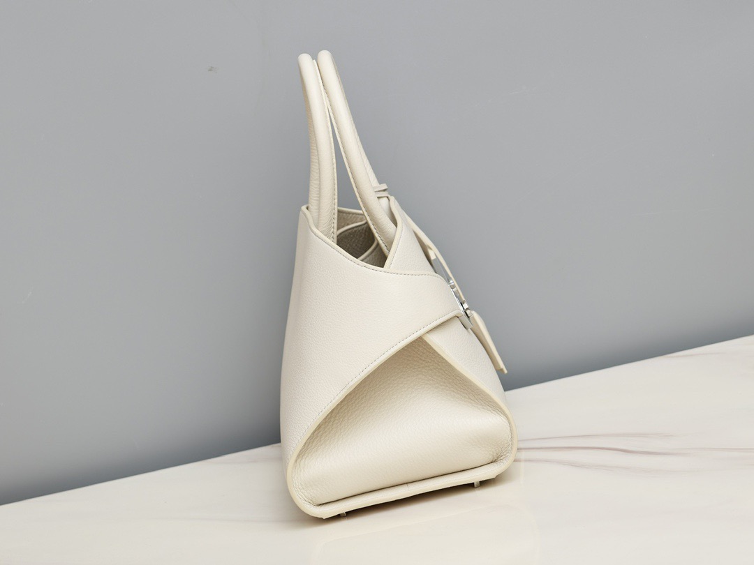 FERRAGAMO 페레가모 FW2023 HUG 나파 가죽 토트백 7