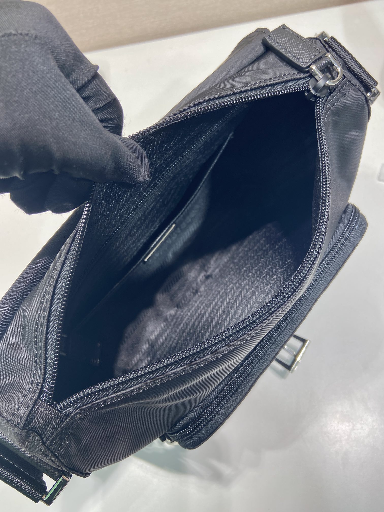 PRADA 프라다 FW2023 나일론 사피아노 가죽 크로스백 14