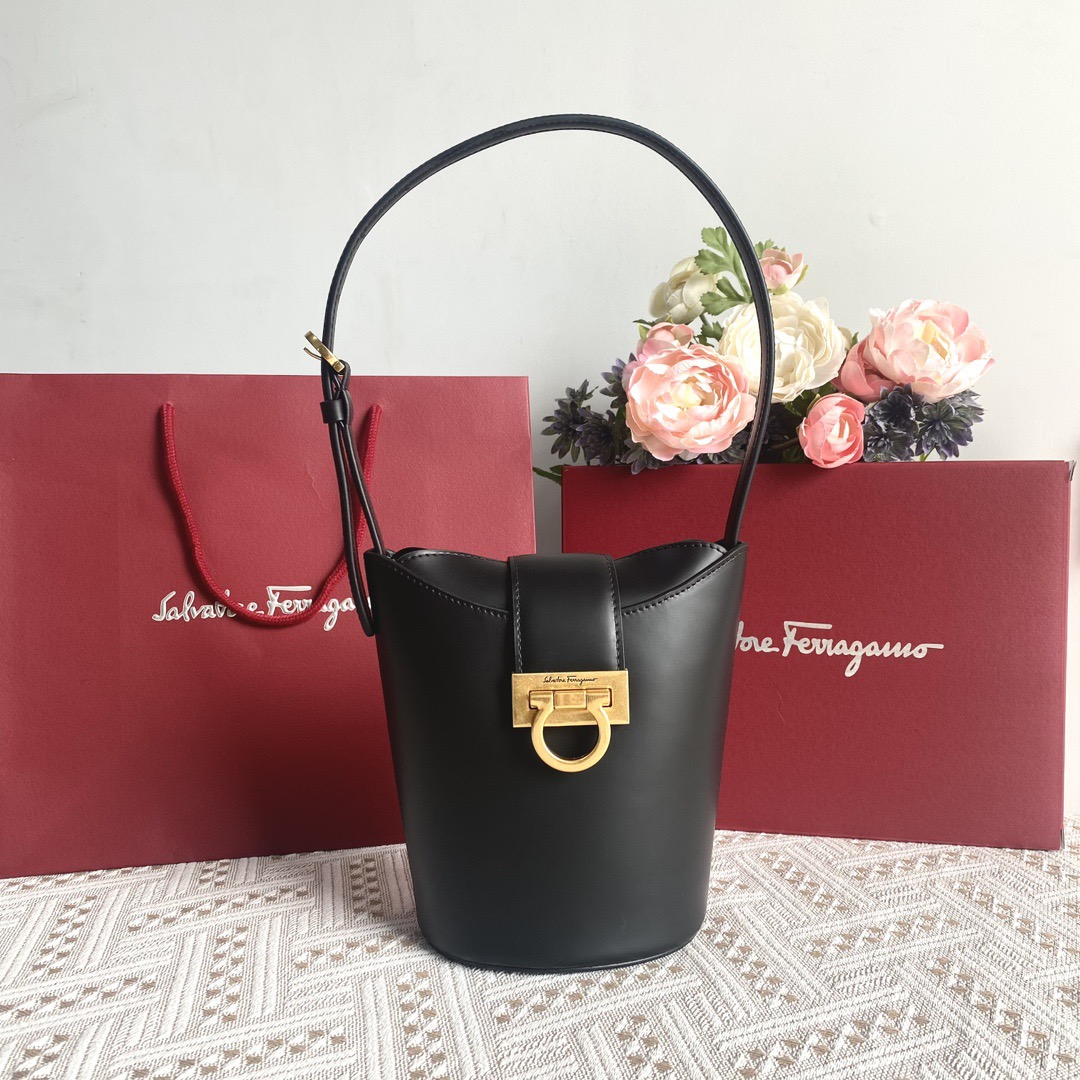 FERRAGAMO 살바토레 페라가모 SS2023 Gancini 버킷백 6