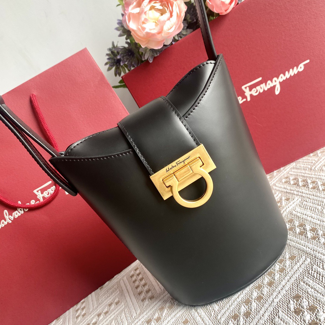 FERRAGAMO 살바토레 페라가모 SS2023 Gancini 버킷백 7