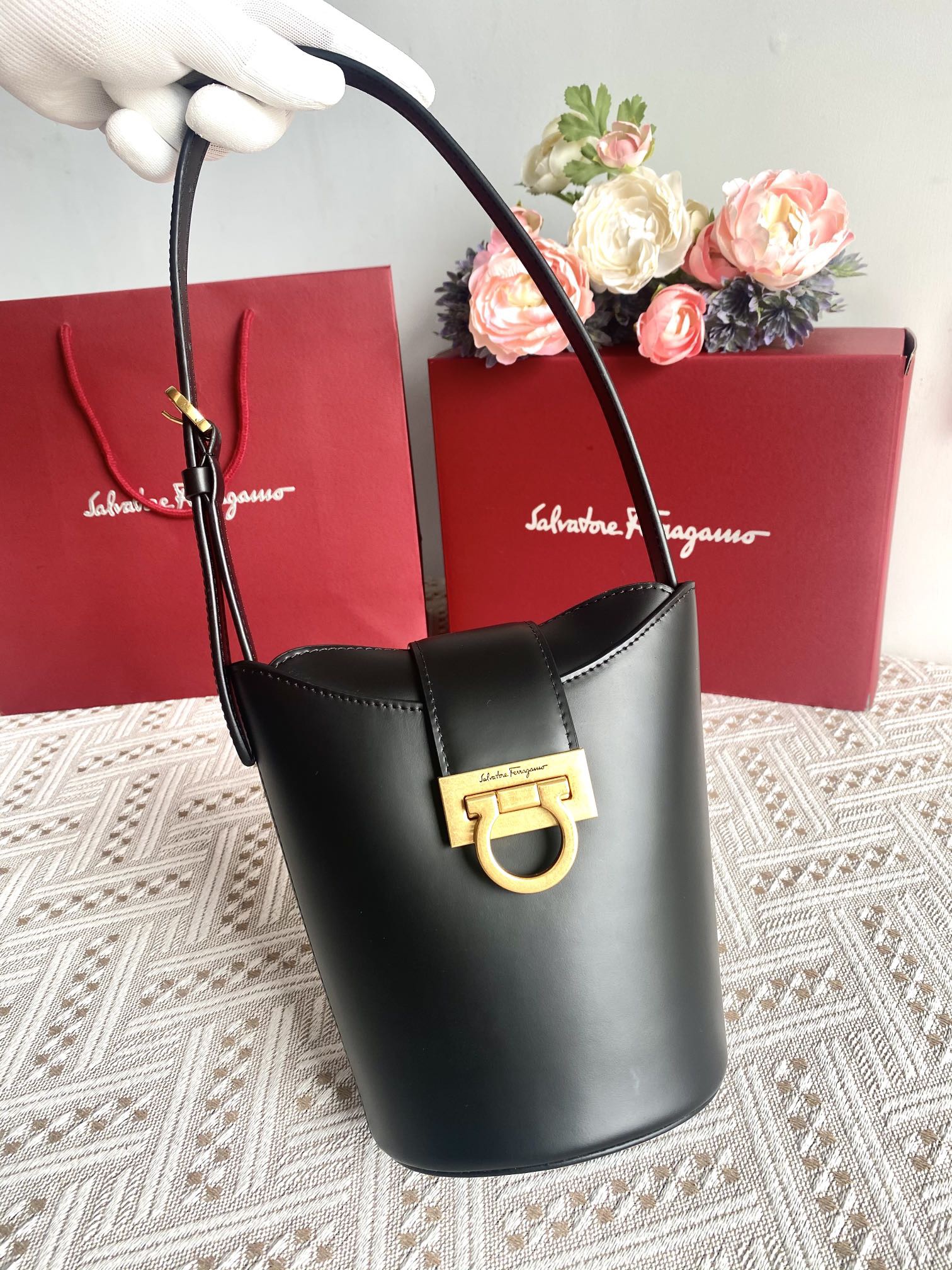 FERRAGAMO 살바토레 페라가모 SS2023 Gancini 버킷백 8