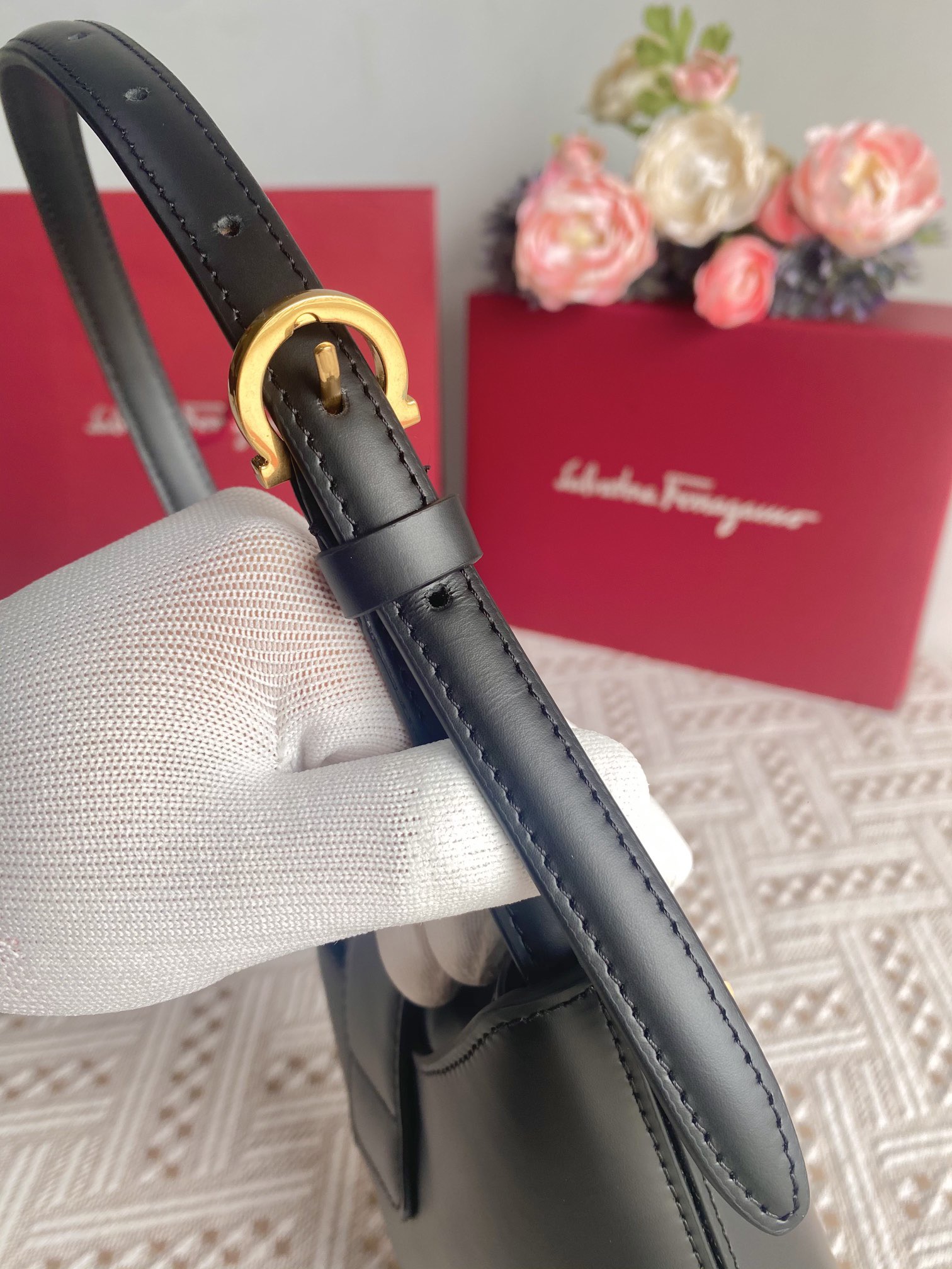 FERRAGAMO 살바토레 페라가모 SS2023 Gancini 버킷백 10