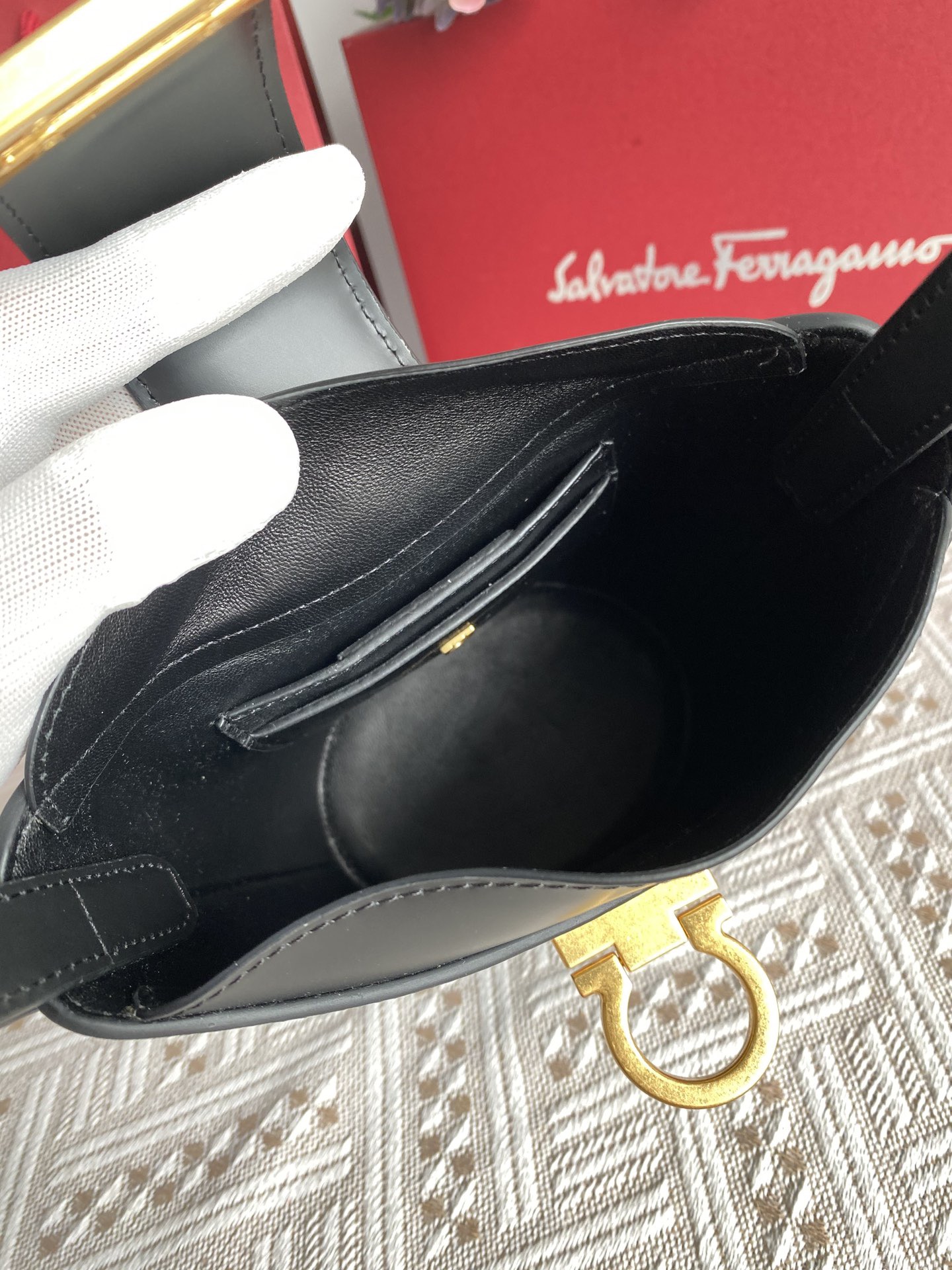 FERRAGAMO 살바토레 페라가모 SS2023 Gancini 버킷백 12