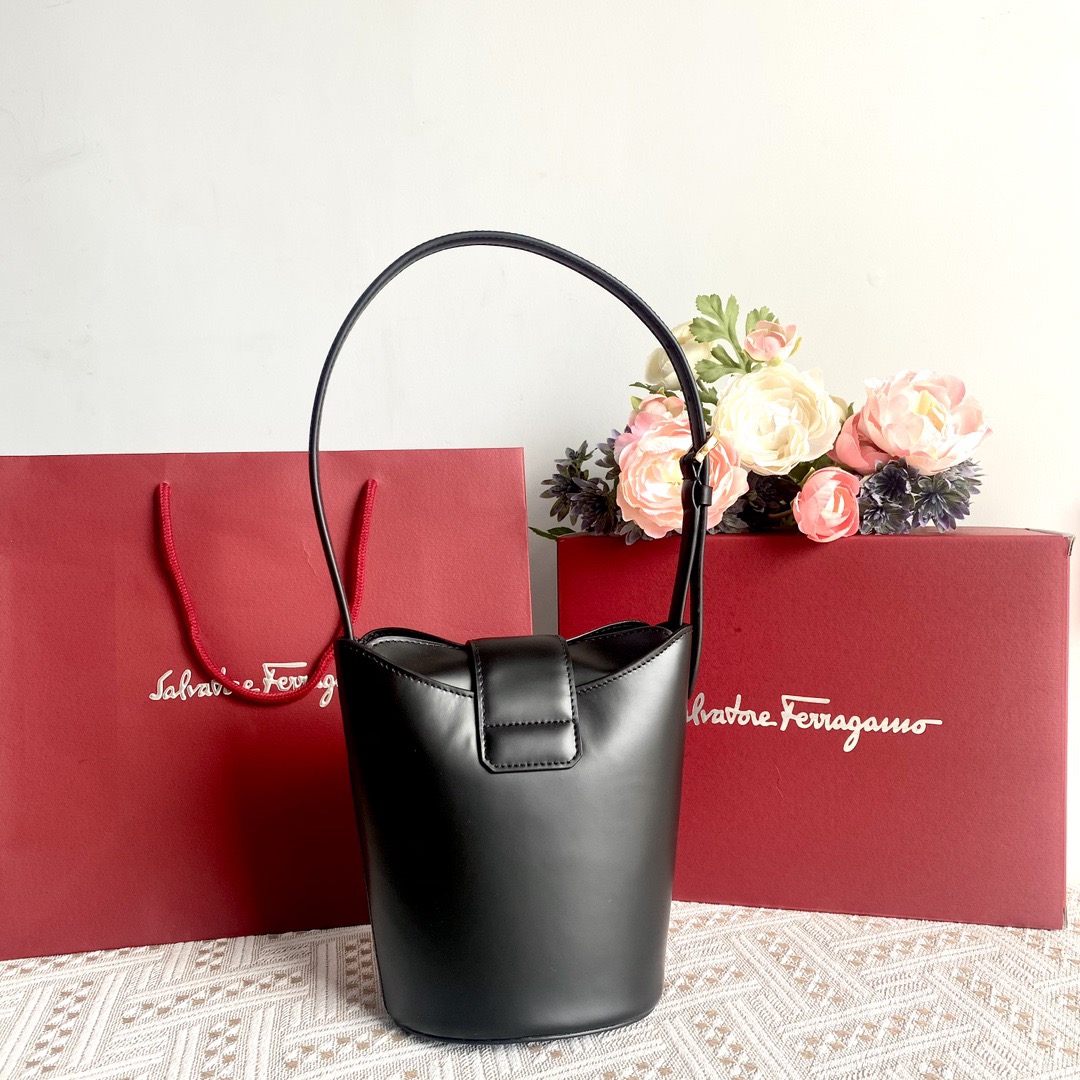 FERRAGAMO 살바토레 페라가모 SS2023 Gancini 버킷백 14