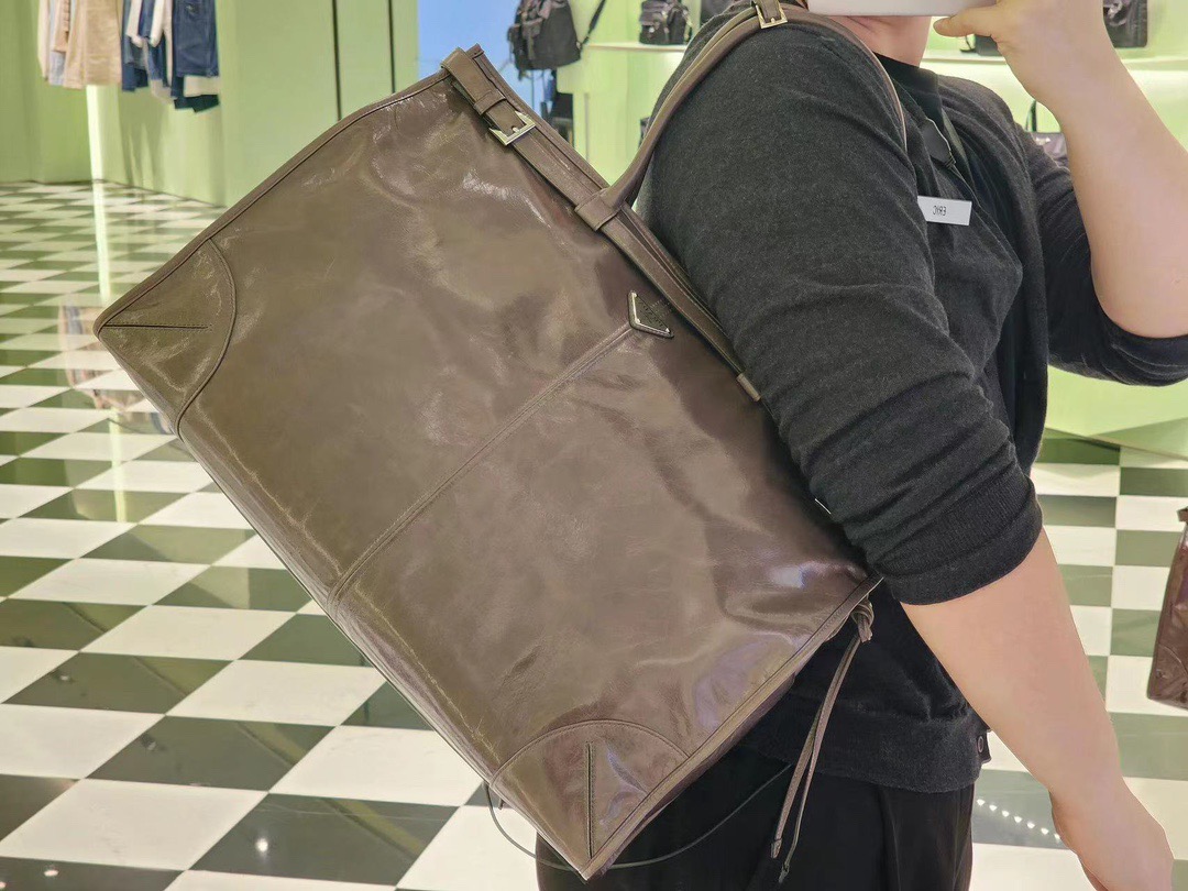 PRADA 프라다 FW2023 오일 가죽 토트백 1