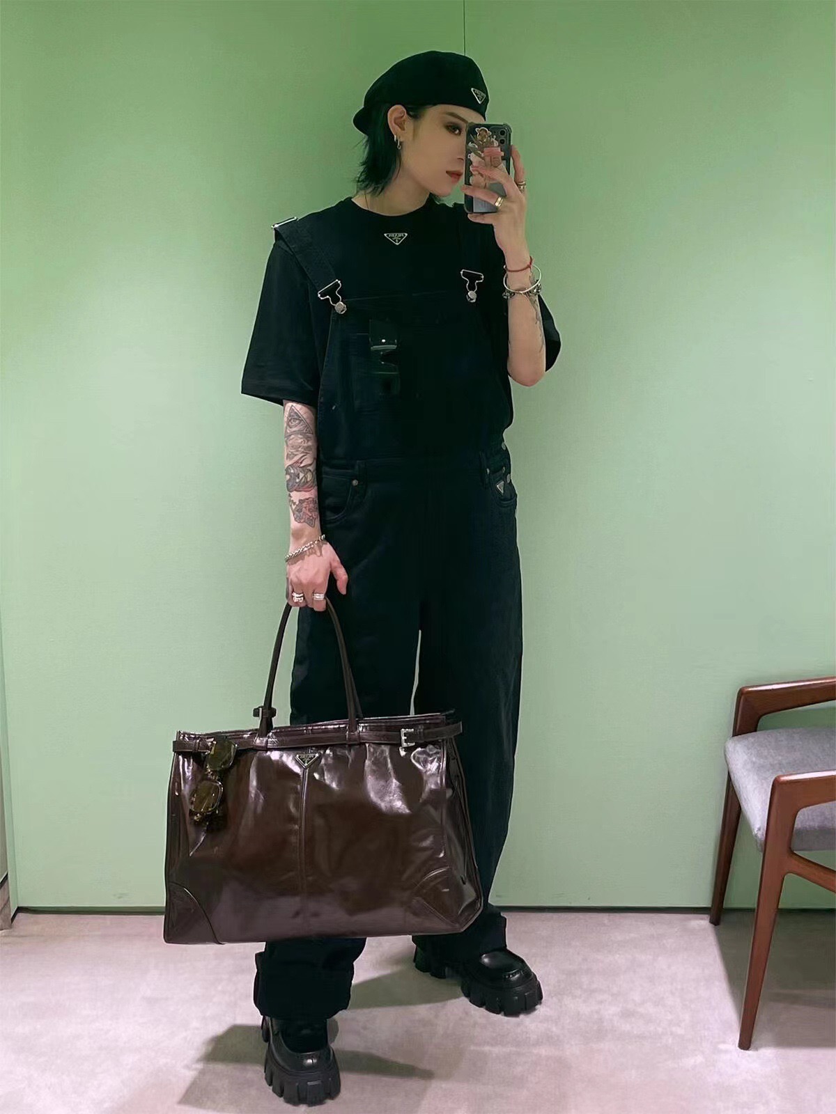 PRADA 프라다 FW2023 오일 가죽 토트백 2