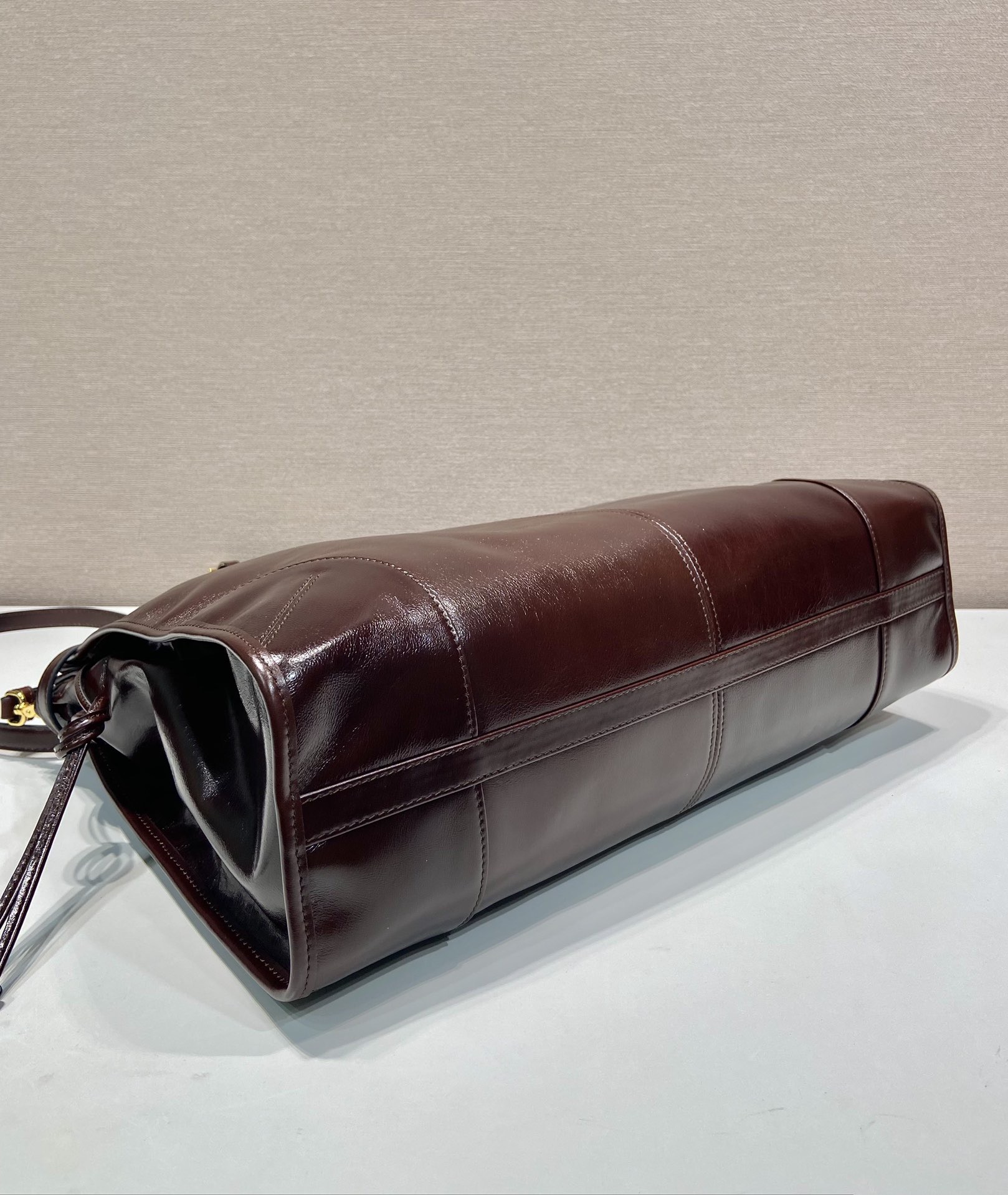 PRADA 프라다 FW2023 오일 가죽 토트백 9