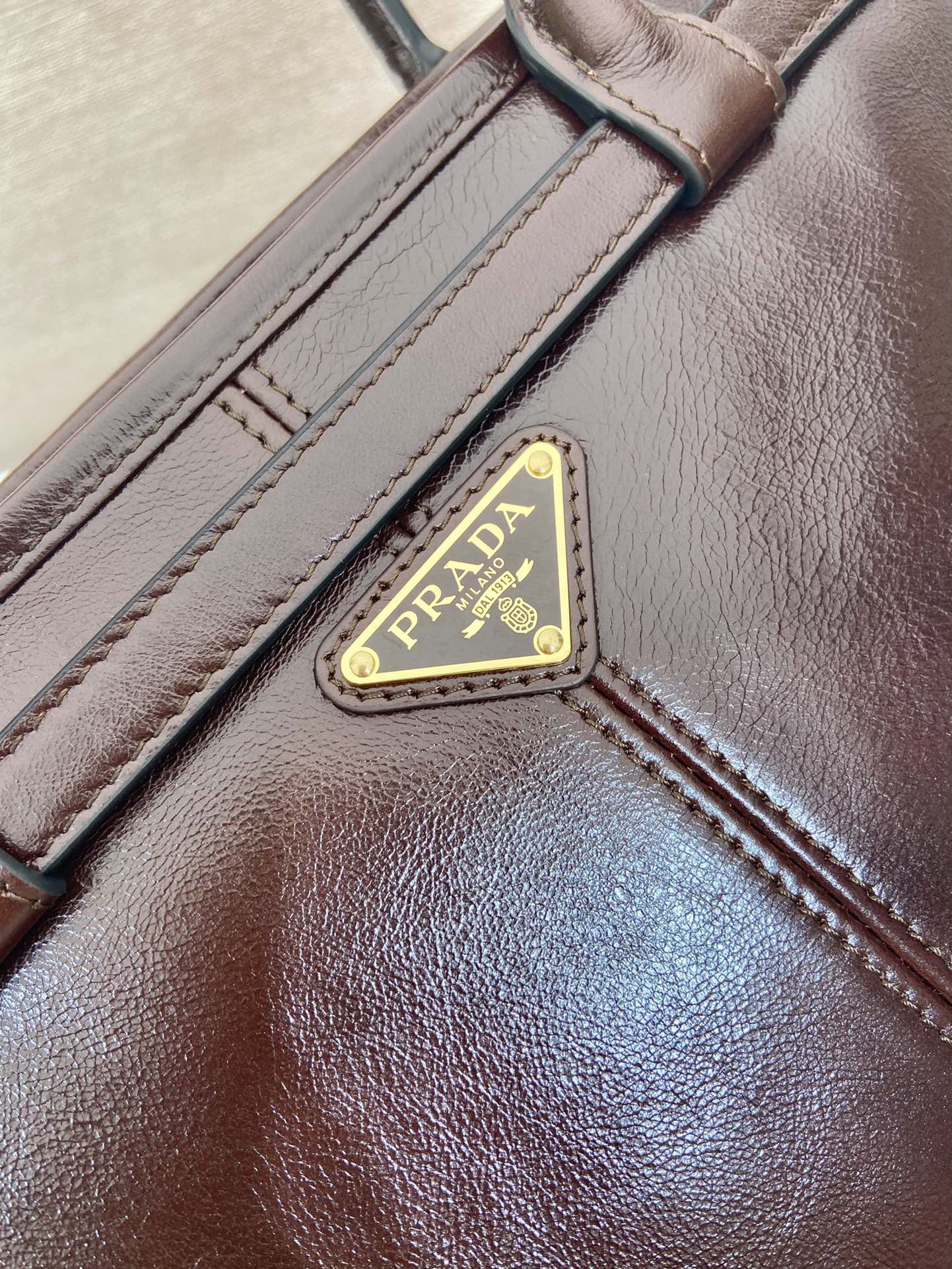 PRADA 프라다 FW2023 오일 가죽 토트백 10