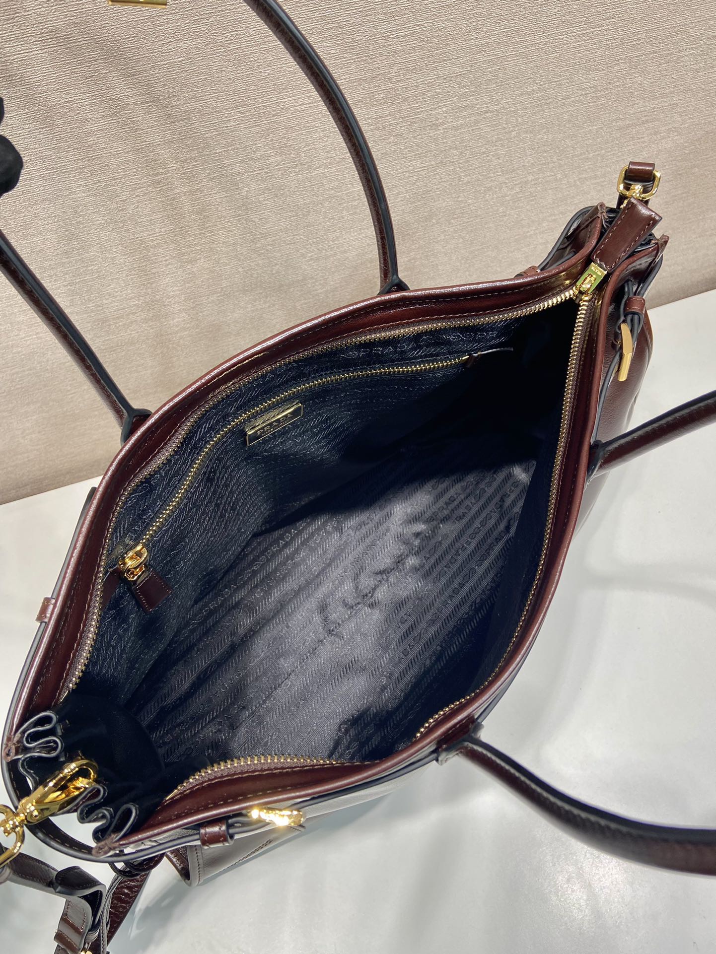 PRADA 프라다 FW2023 오일 가죽 토트백 11