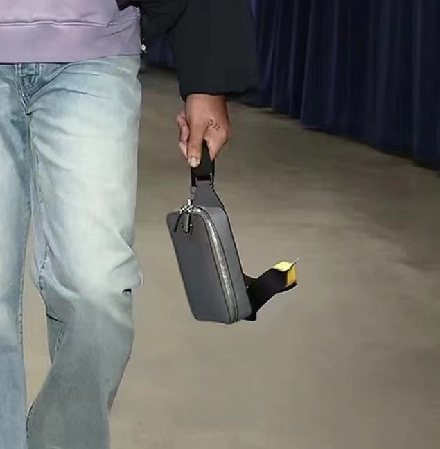 PRADA 프라다 FW2023 사피아노 가죽 크로스백 1