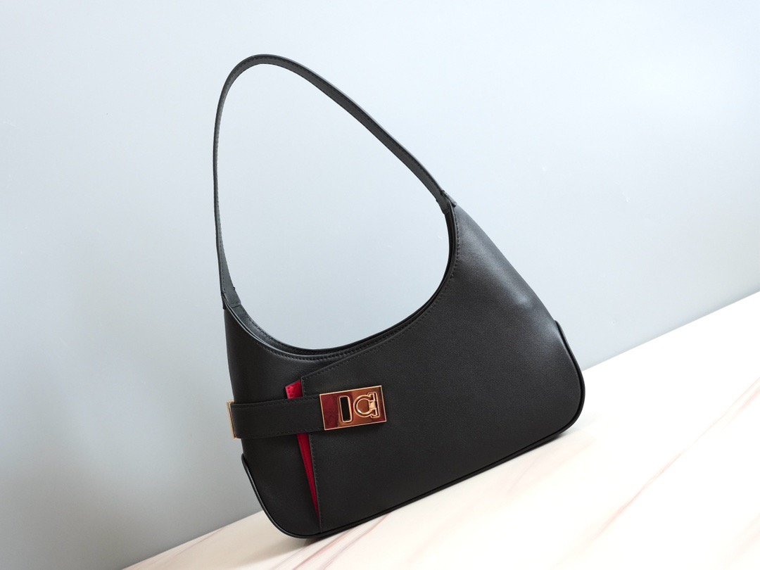 FERRAGAMO 페라가모 간치니 스트랩 숄더백 EE-216295 1