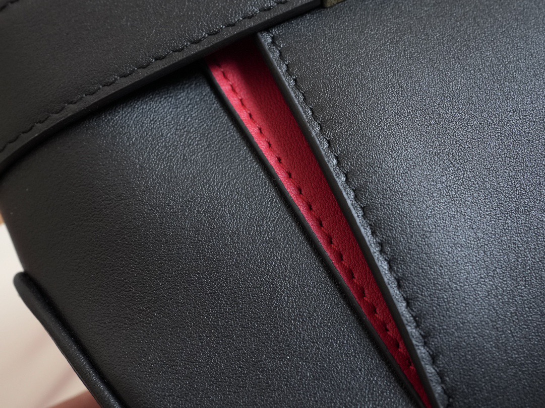 FERRAGAMO 페라가모 간치니 스트랩 숄더백 EE-216295 4