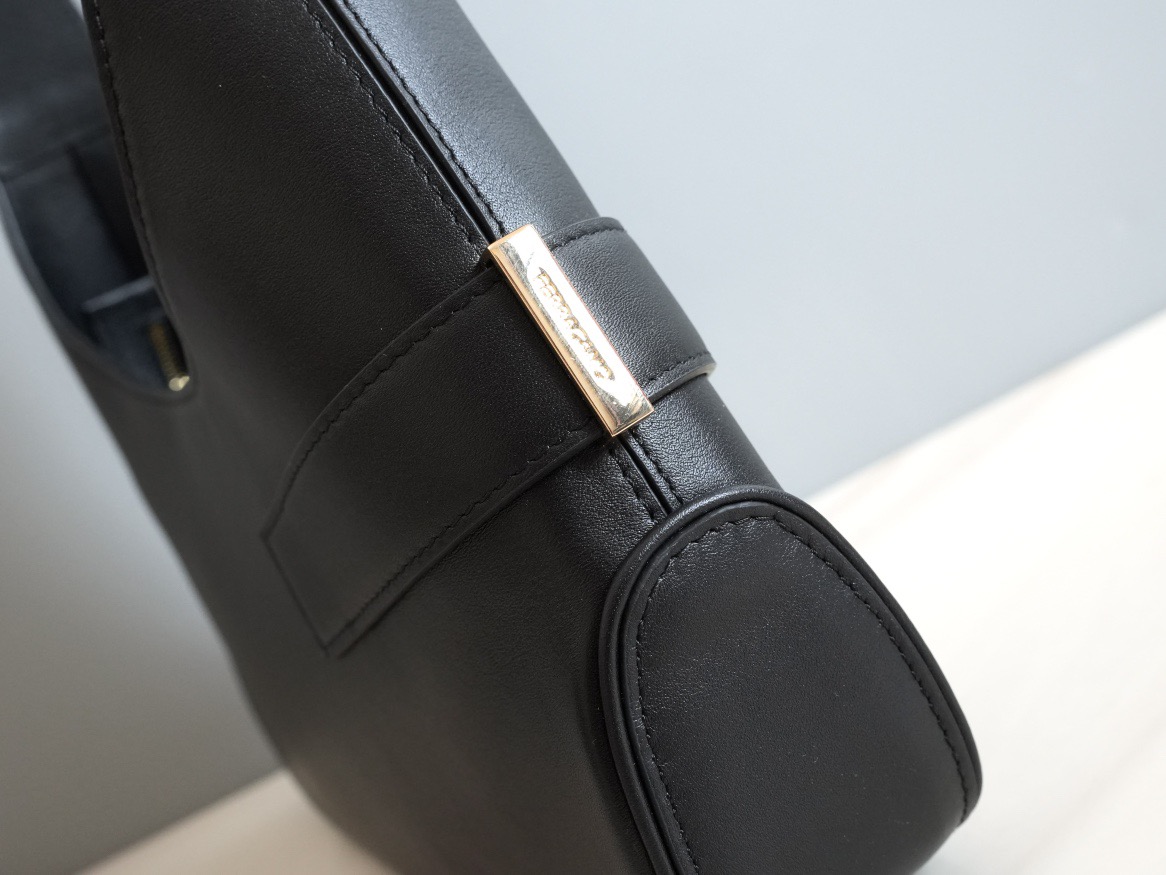 FERRAGAMO 페라가모 간치니 스트랩 숄더백 EE-216295 5