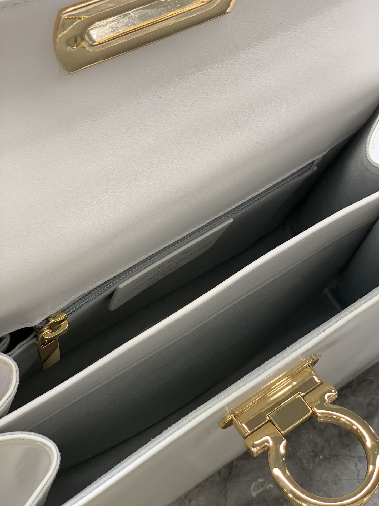 Ferragamo 살바토레 페라가모 FW2023 Gancino 블랙 토트백 7