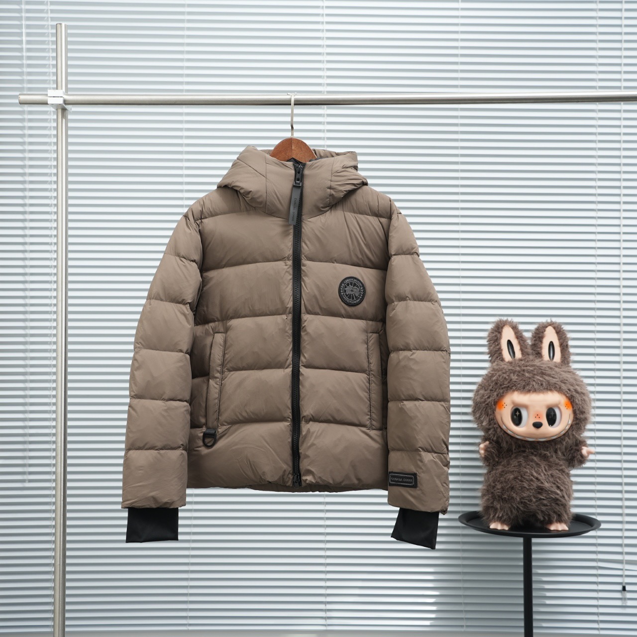 CANADA GOOSE 캐나다구스 FW2023 후드 일체형 다운 재킷 1