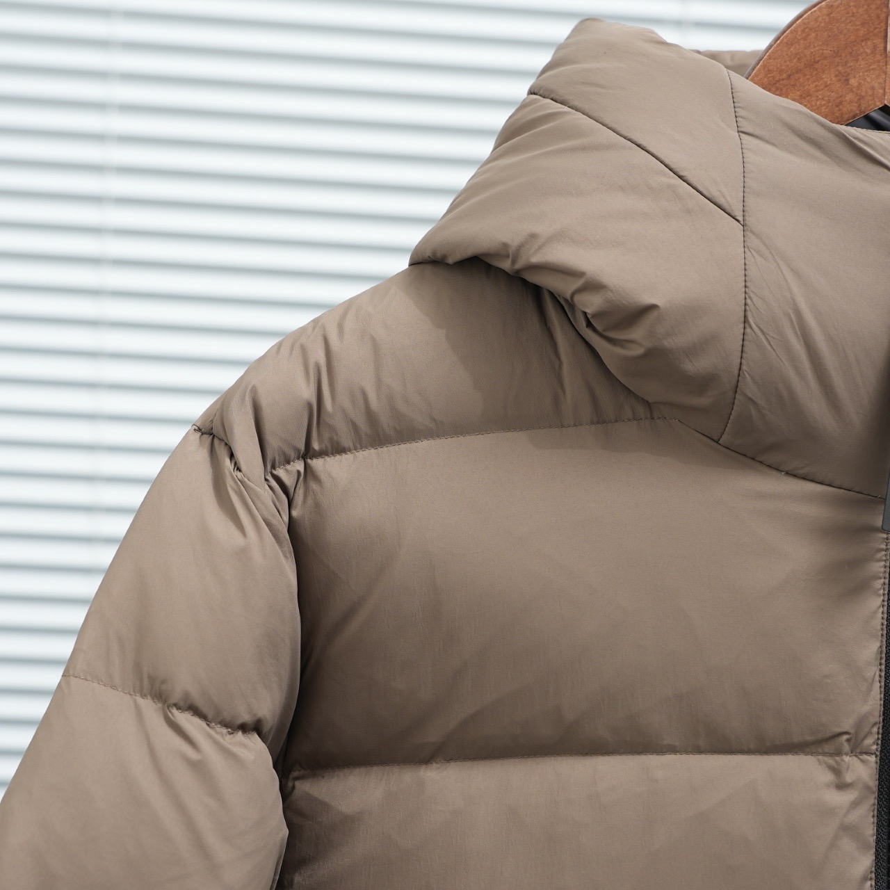 CANADA GOOSE 캐나다구스 FW2023 후드 일체형 다운 재킷 4