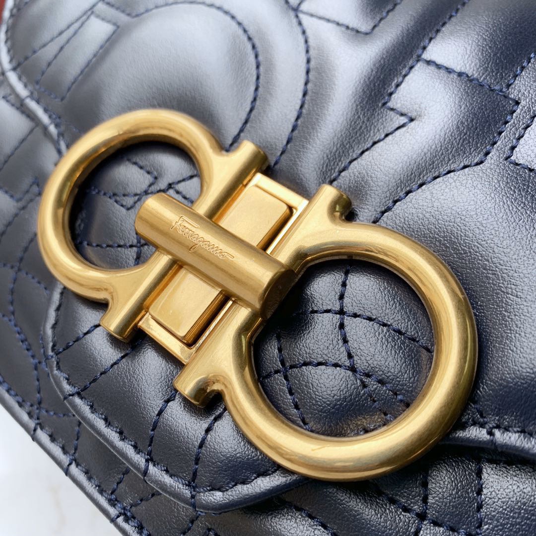 SALVATORE FERRAGAMO 살바토레 페라가모 FW2024 Gancini 퀼팅 가죽 숄더백 6