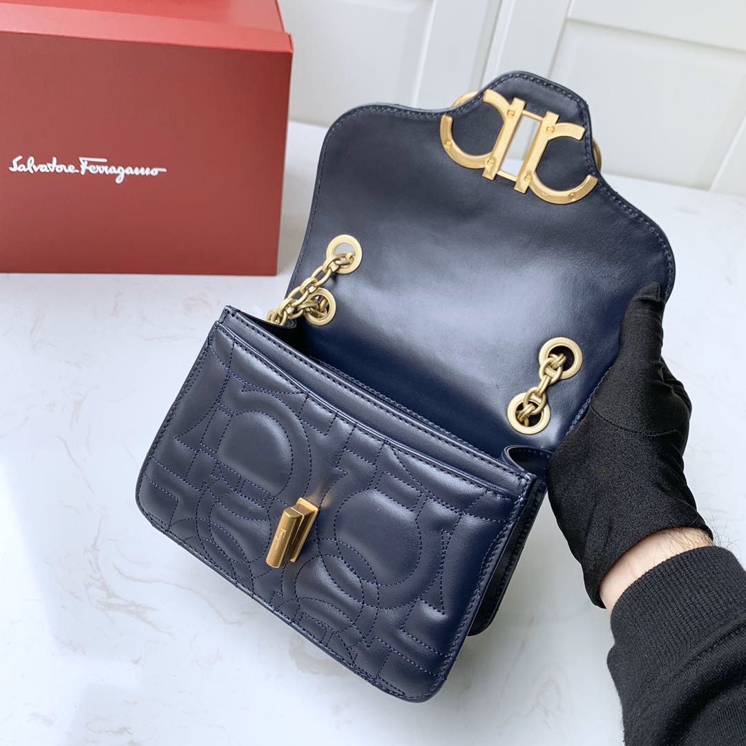 SALVATORE FERRAGAMO 살바토레 페라가모 FW2024 Gancini 퀼팅 가죽 숄더백 7