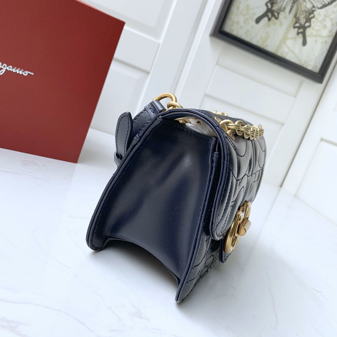 SALVATORE FERRAGAMO 살바토레 페라가모 FW2024 Gancini 퀼팅 가죽 숄더백 9