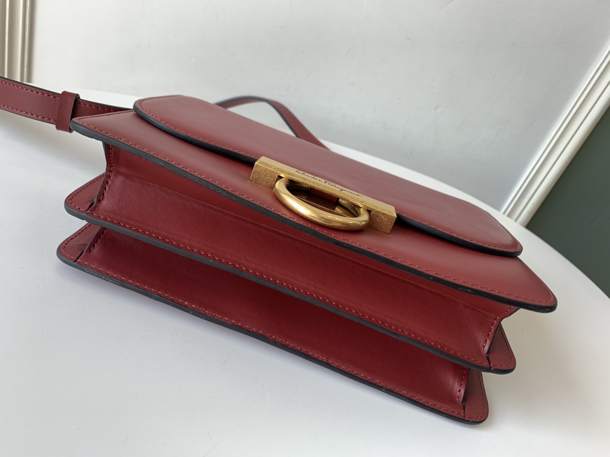 Ferragamo 살바토레 페라가모 SS2023 클래식 가죽 플랩 백 6