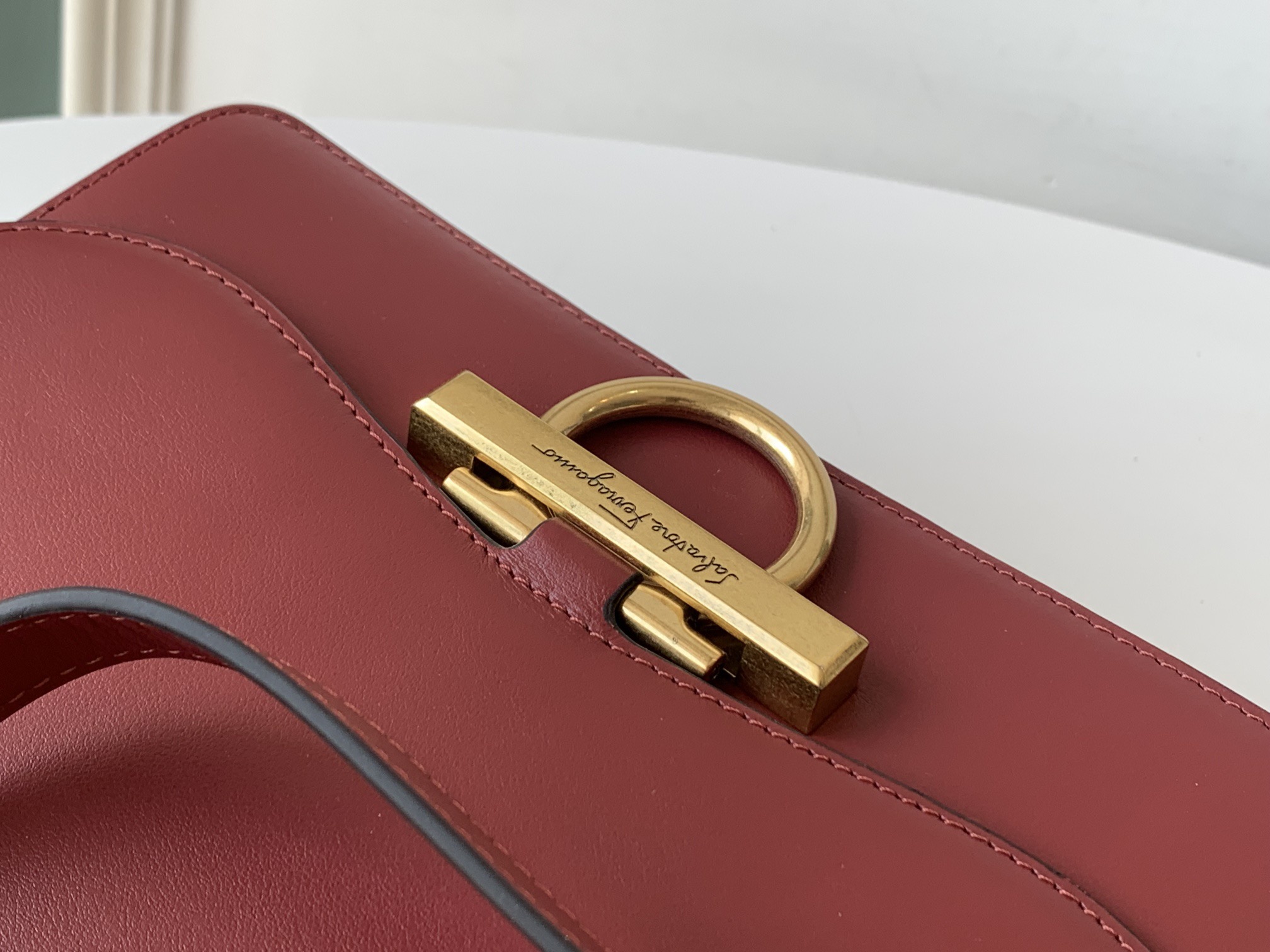 Ferragamo 살바토레 페라가모 SS2023 클래식 가죽 플랩 백 7