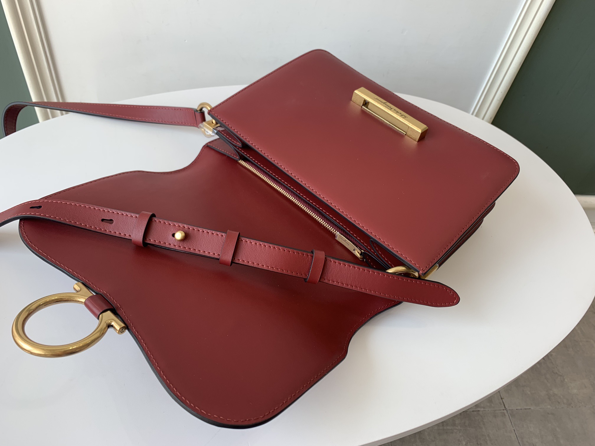 Ferragamo 살바토레 페라가모 SS2023 클래식 가죽 플랩 백 8