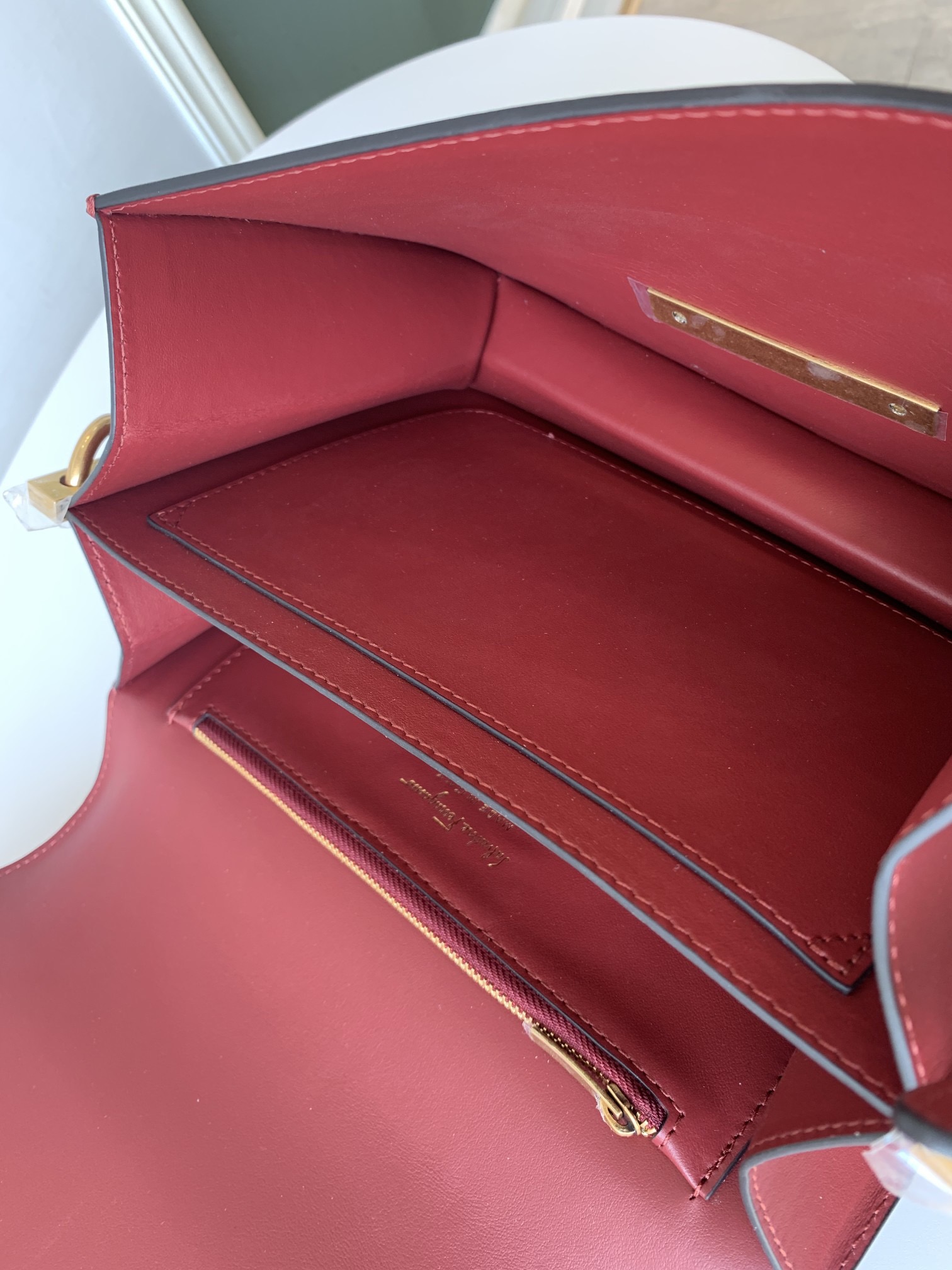 Ferragamo 살바토레 페라가모 SS2023 클래식 가죽 플랩 백 9