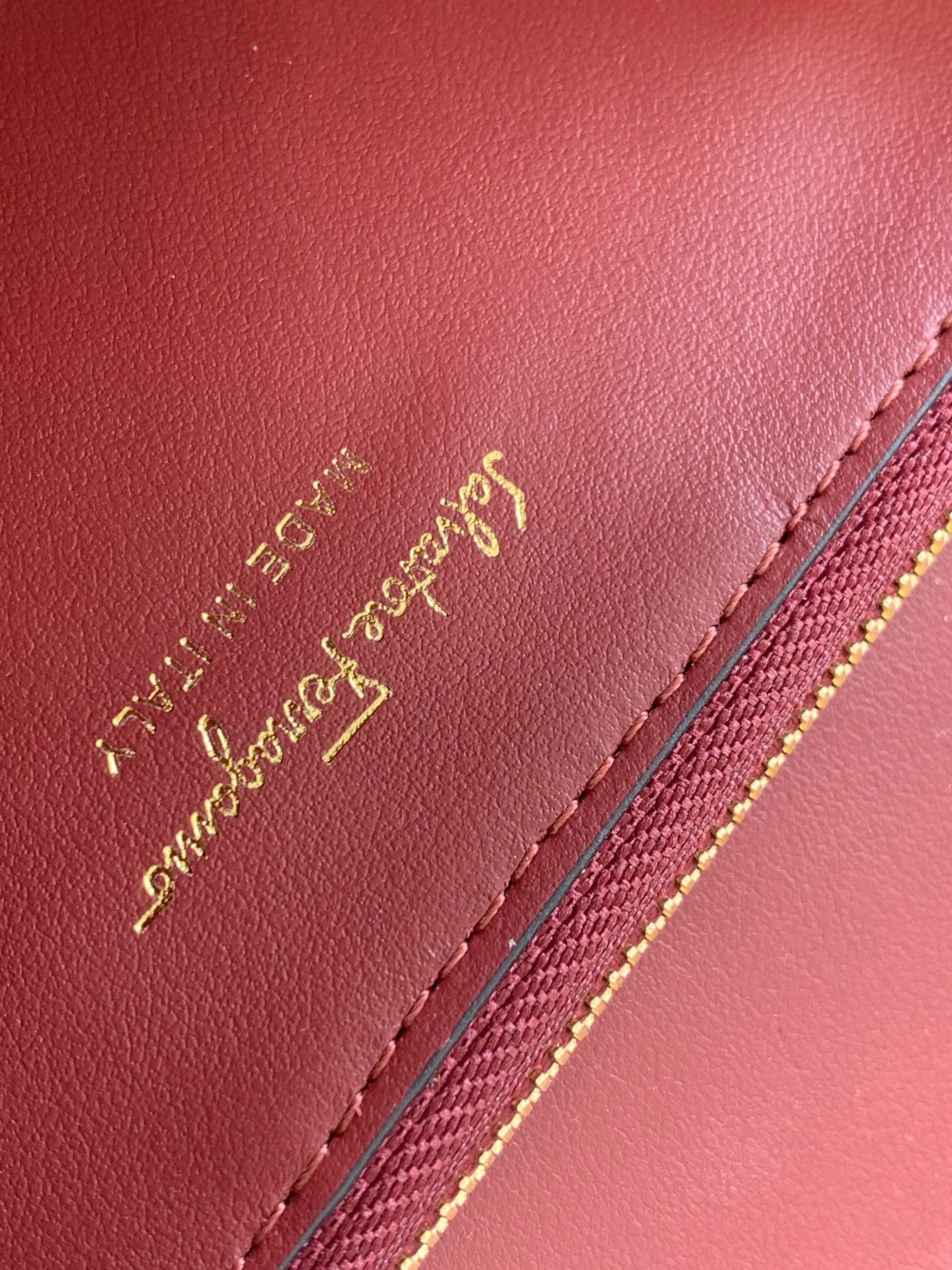 Ferragamo 살바토레 페라가모 SS2023 클래식 가죽 플랩 백 10