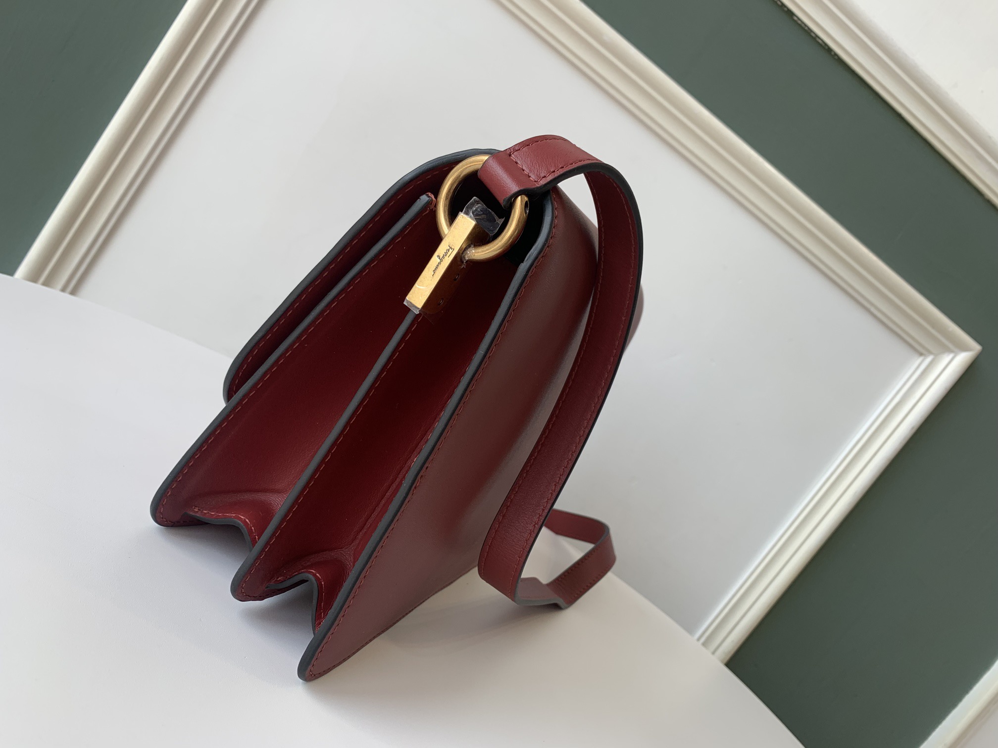 Ferragamo 살바토레 페라가모 SS2023 클래식 가죽 플랩 백 11