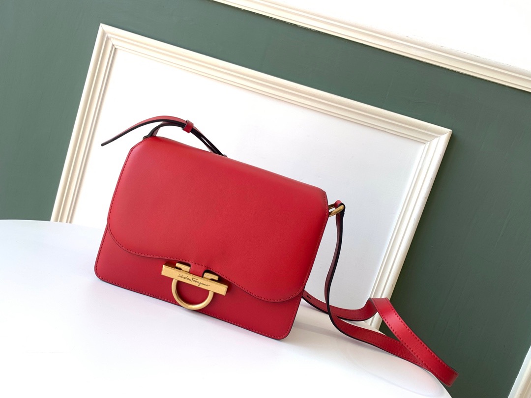 Ferragamo 살바토레 페라가모 SS2023 클래식 가죽 플랩 백 22