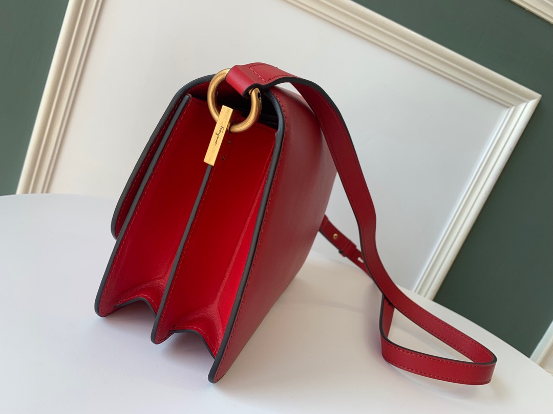 Ferragamo 살바토레 페라가모 SS2023 클래식 가죽 플랩 백 23