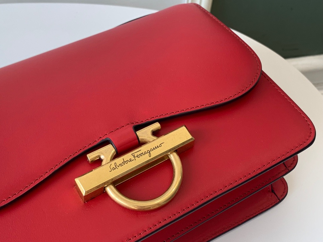 Ferragamo 살바토레 페라가모 SS2023 클래식 가죽 플랩 백 25