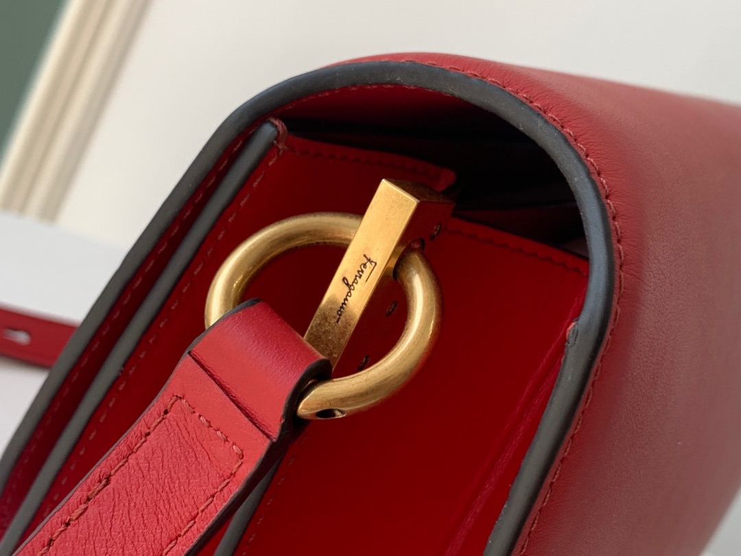 Ferragamo 살바토레 페라가모 SS2023 클래식 가죽 플랩 백 27