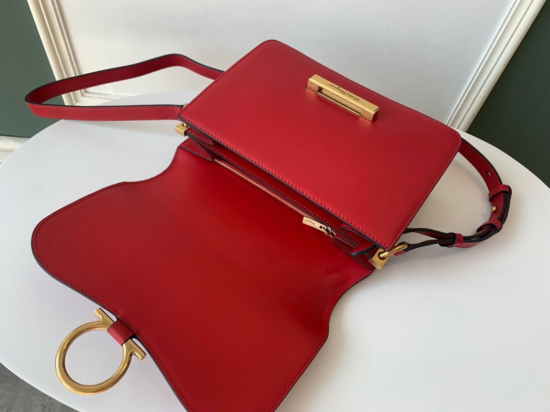 Ferragamo 살바토레 페라가모 SS2023 클래식 가죽 플랩 백 28