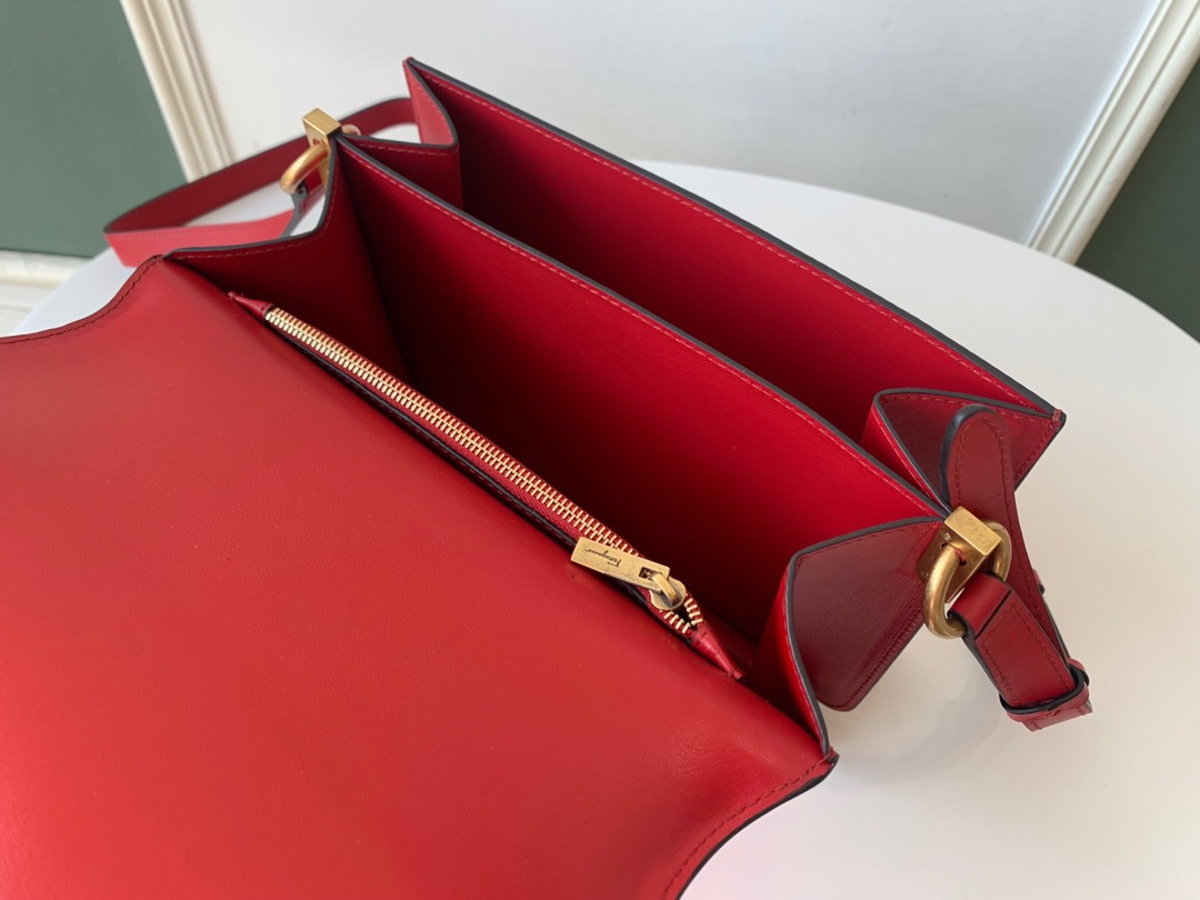 Ferragamo 살바토레 페라가모 SS2023 클래식 가죽 플랩 백 29