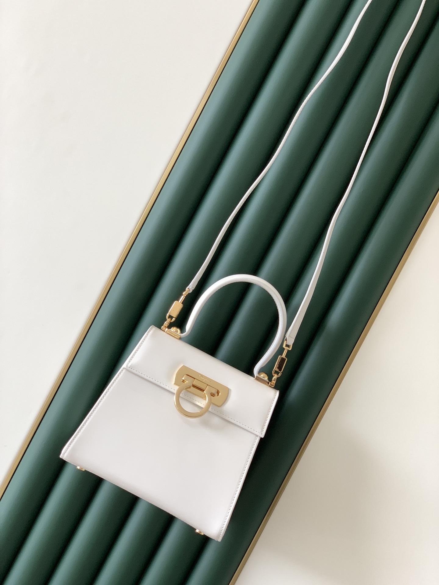 FERRAGAMO 살바토레 페라가모 FW2023 Gancino 장식 가죽 핸드백 1