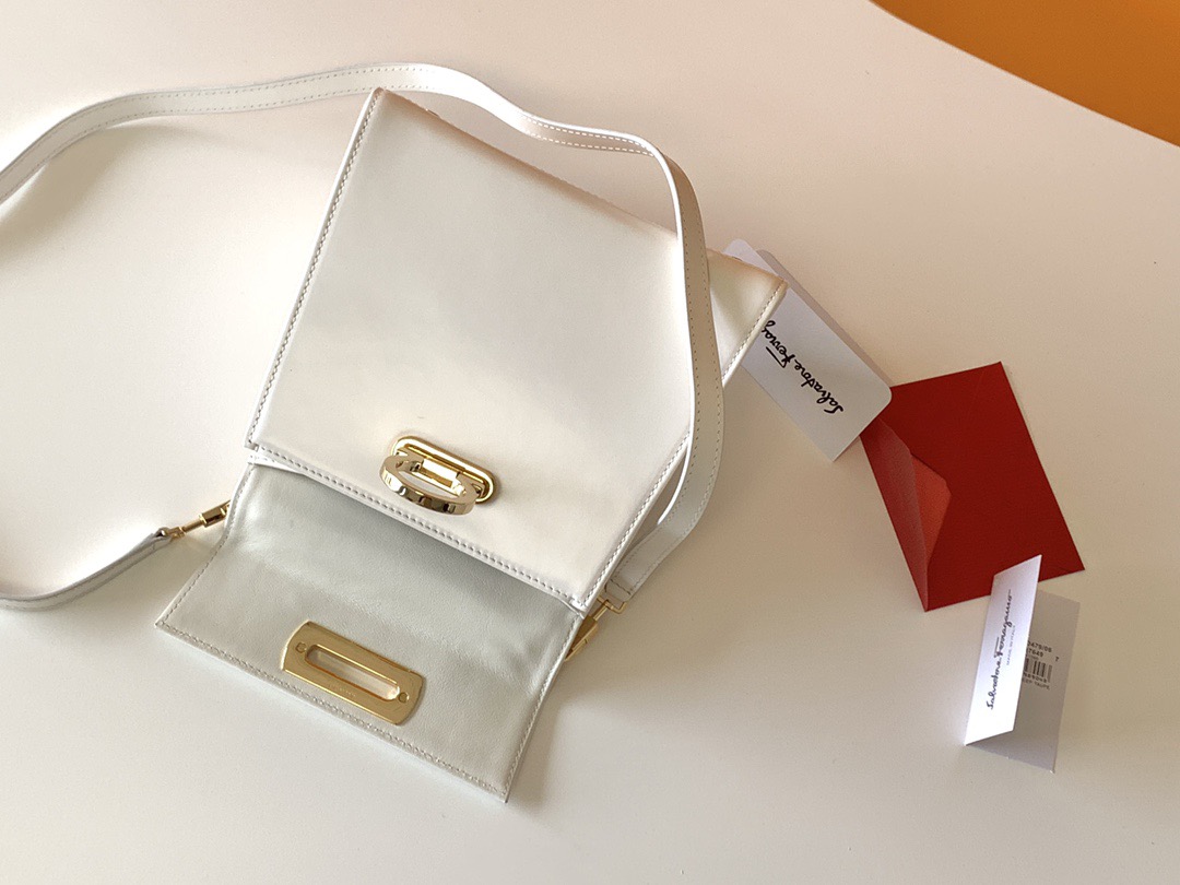 FERRAGAMO 살바토레 페라가모 FW2023 Gancino 장식 가죽 핸드백 4