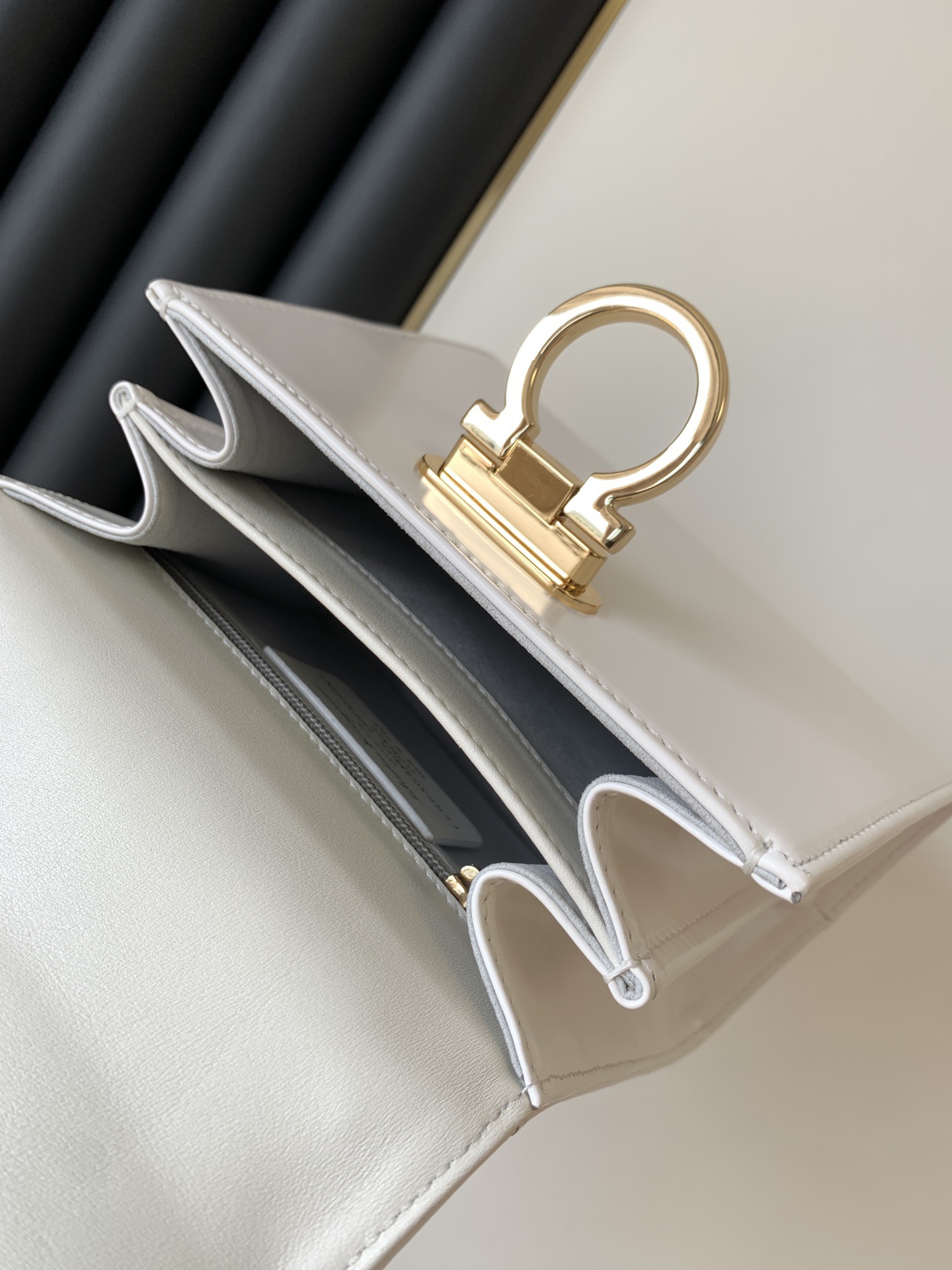 FERRAGAMO 살바토레 페라가모 FW2023 Gancino 장식 가죽 핸드백 5